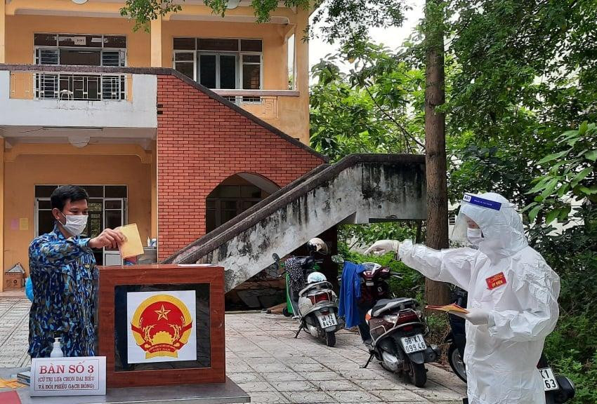 Cử tri ở khu cách ly tập trung Đại học Nông lâm Bắc Giang bỏ phiếu Cử tri ở khu cách ly tập trung Đại học Nông lâm Bắc Giang bỏ phiếu