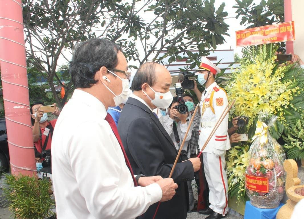 Trước giờ bỏ phiếu, Chủ tịch nước Nguyễn Xuân Phúc, Bí thư Thành ủy TPHCM Nguyễn Văn Nên dâng hương tưởng niệm các liệt sỹ tại Khu tưởng niệm liệt sỹ Khu phố 7 Trước giờ bỏ phiếu, Chủ tịch nước Nguyễn Xuân Phúc, Bí thư Thành ủy TPHCM Nguyễn Văn Nên dâng hương tưởng niệm các liệt sỹ tại Khu tưởng niệm liệt sỹ Khu phố 7