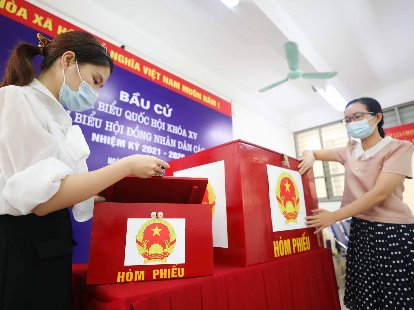 Sinh viên Học viện Nông nghiệp Việt Nam tham gia bỏ phiếu bầu cử. Sinh viên Học viện Nông nghiệp Việt Nam tham gia bỏ phiếu bầu cử.