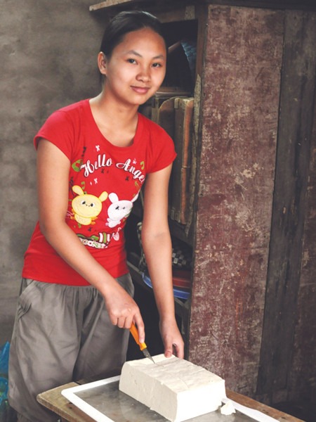 Cuộc sống cả gia đình tân sinh viên Hoàng Thị Chinh chỉ trông vào nghề bán đậu phụ. Ảnh: L.Q.M