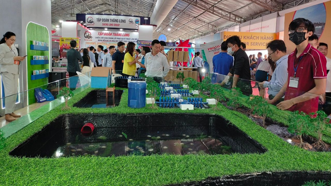 Khoảng 200 gian hàng của 150 doanh nghiệp, tổ chức trong nước và quốc tế hoạt động trong tất cả lĩnh vực liên quan đến ngành thủy sản (Ảnh: Tân Lộc). Khoảng 200 gian hàng của 150 doanh nghiệp, tổ chức trong nước và quốc tế hoạt động trong tất cả lĩnh vực liên quan đến ngành thủy sản (Ảnh: Tân Lộc).