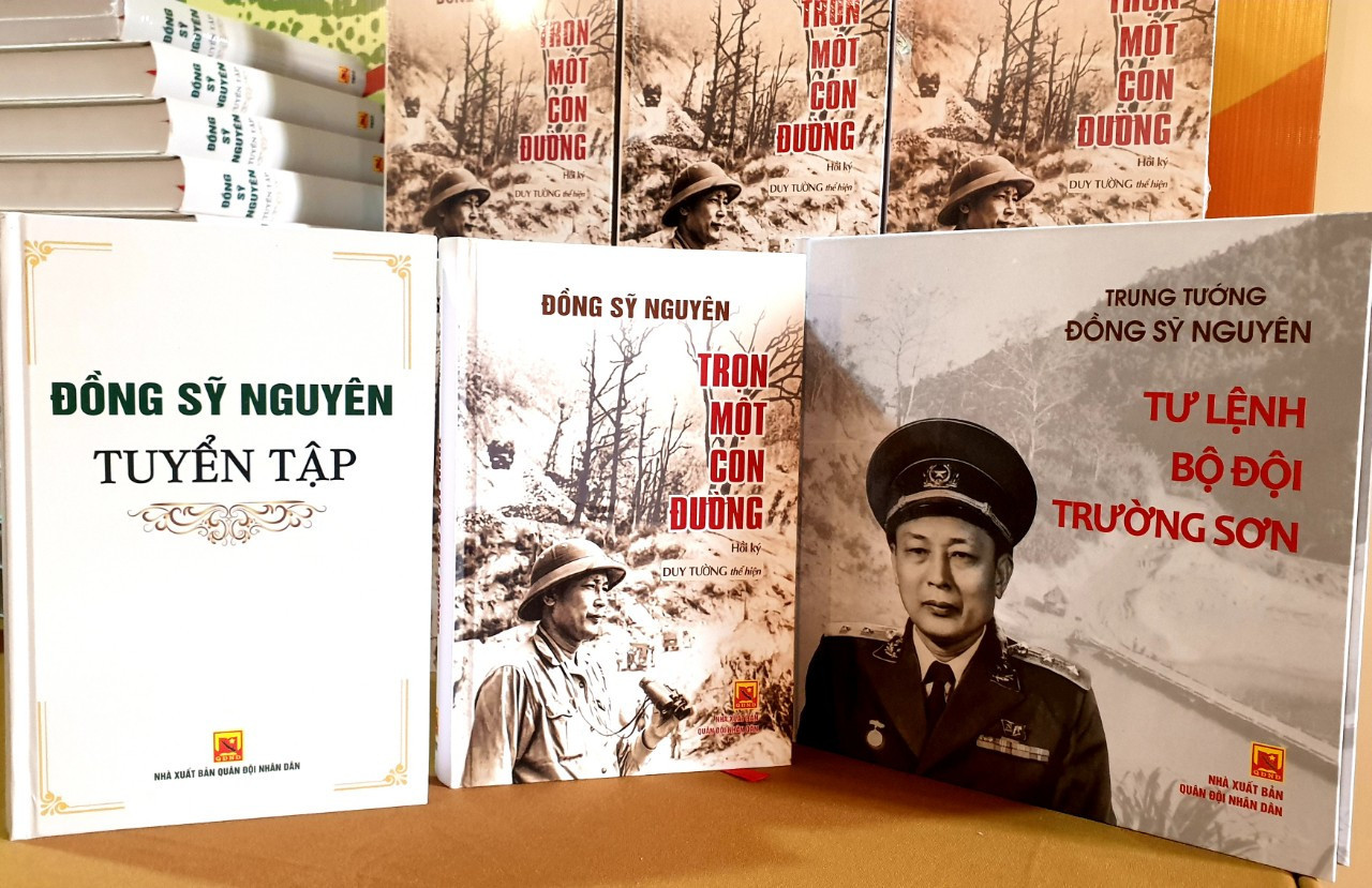 Bộ ba cuốn sách về Trung tướng Đồng Sỹ Nguyên. Bộ ba cuốn sách về Trung tướng Đồng Sỹ Nguyên.