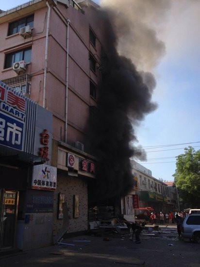 Cột khói bốc lên từ cửa hàng sau khi vụ nổ xảy ra