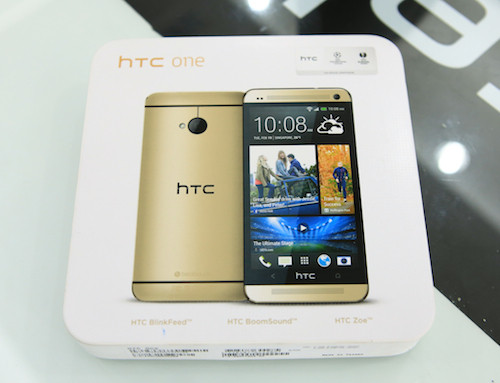 Hộp đựng máy với hình ảnh phiên bản Gold của HTC One, các chữ viết cũng có màu vàng. Hộp đựng máy với hình ảnh phiên bản Gold của HTC One, các chữ viết cũng có màu vàng