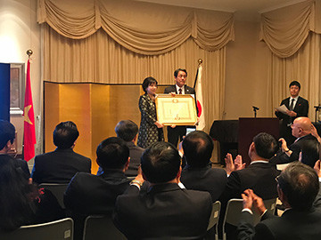 Người đầu tiên dưới 50 tuổi nhận Huân chương Mặt trời mọc ảnh 1