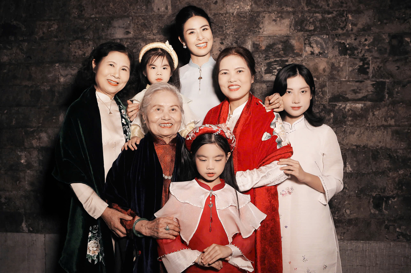 Tối 4/10, mẹ cùng bà ngoại và các thành viên trong gia đình tới ủng hộ Ngọc Hân trình diễn bộ sưu tập áo dài mới tại khai mạc Lễ hội Áo dài Hà Nội 2024 ở Hoàng thành Thăng Long. Hoa hậu Việt Nam 2010 đã thuyết phục các thành viên trong gia đình trở thành người mẫu trình diễn những mẫu áo dài do mình thiết kế.