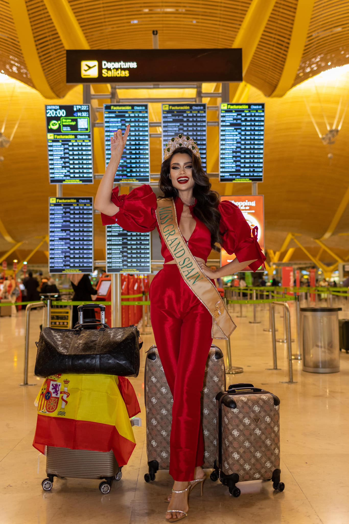 Đại diện Tây Ban Nha - Susana Medina khởi hành đến Campuchia để dự thi Hoa hậu Hòa bình Quốc tế 2024 trong bộ trang phục màu đỏ nổi bật. Cô là một trong những ứng viên sáng giá cho vương miện, được khán giả yêu thích.