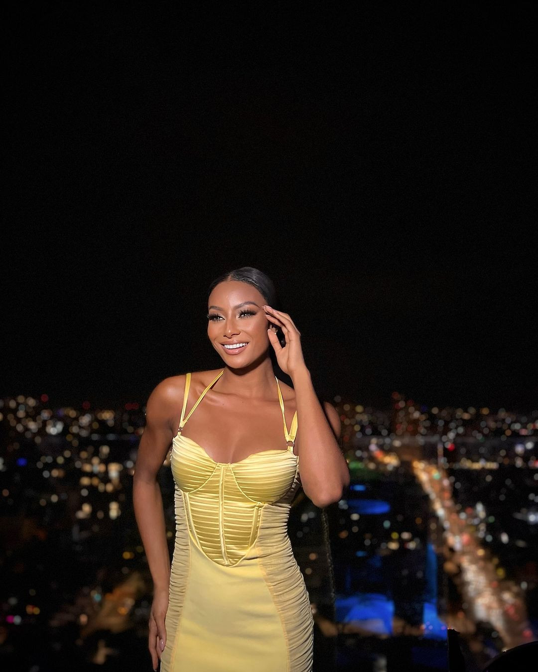 Đại diện Curacao - Akisha Albert đang có mặt ở Việt Nam trước khi sang Campuchia dự thi. Người đẹp đến TPHCM để chuẩn bị cho cuộc thi. Tại đây, cô được training các kỹ năng catwalk, trang điểm.