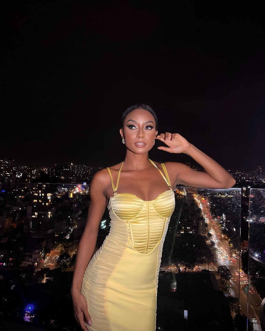 Đại diện Curacao - Akisha Albert đang có mặt ở Việt Nam trước khi sang Campuchia dự thi. Người đẹp đến TPHCM để chuẩn bị cho cuộc thi. Tại đây, cô được training các kỹ năng catwalk, trang điểm.