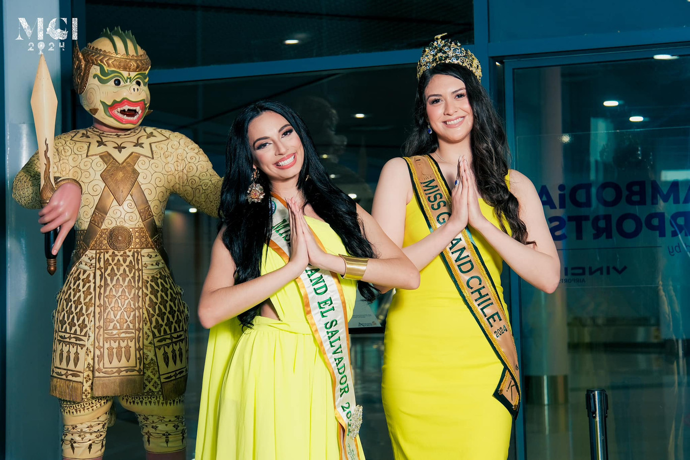 Hai người đẹp El Salvador và Chile cùng mặc gam màu vàng khi tới Campuchia dự thi.