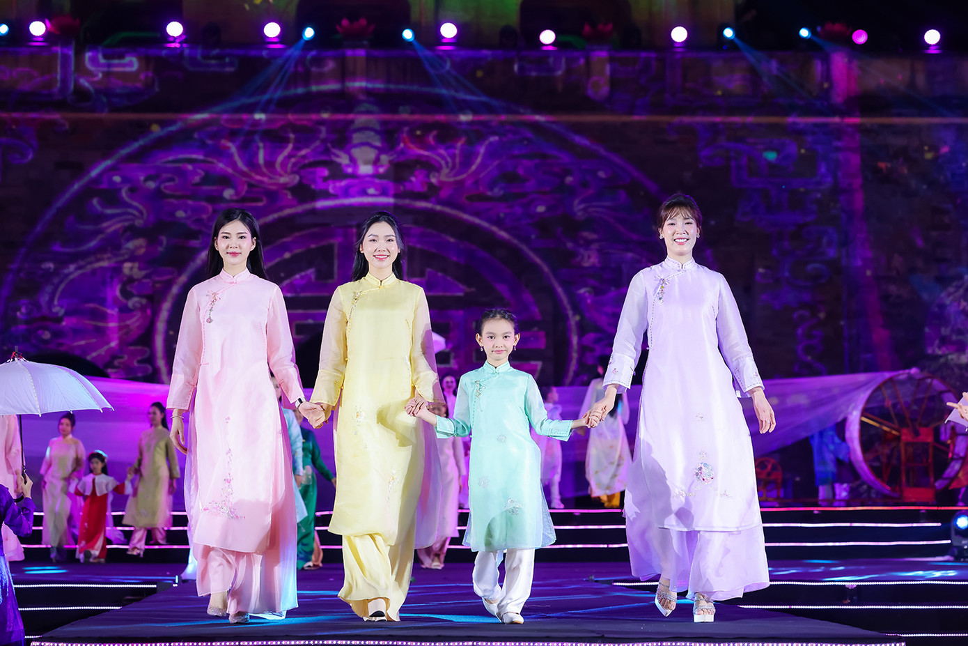 Bộ sưu tập của Ngọc Hân có chất liệu chủ đạo là lụa Hà Đông, tôn vinh phom dáng truyền thống của áo dài Việt Nam, đồng thời đưa những nét cách tân trong thiết kế và cách xử lý chất liệu để phù hợp với nhịp sống hiện đại.