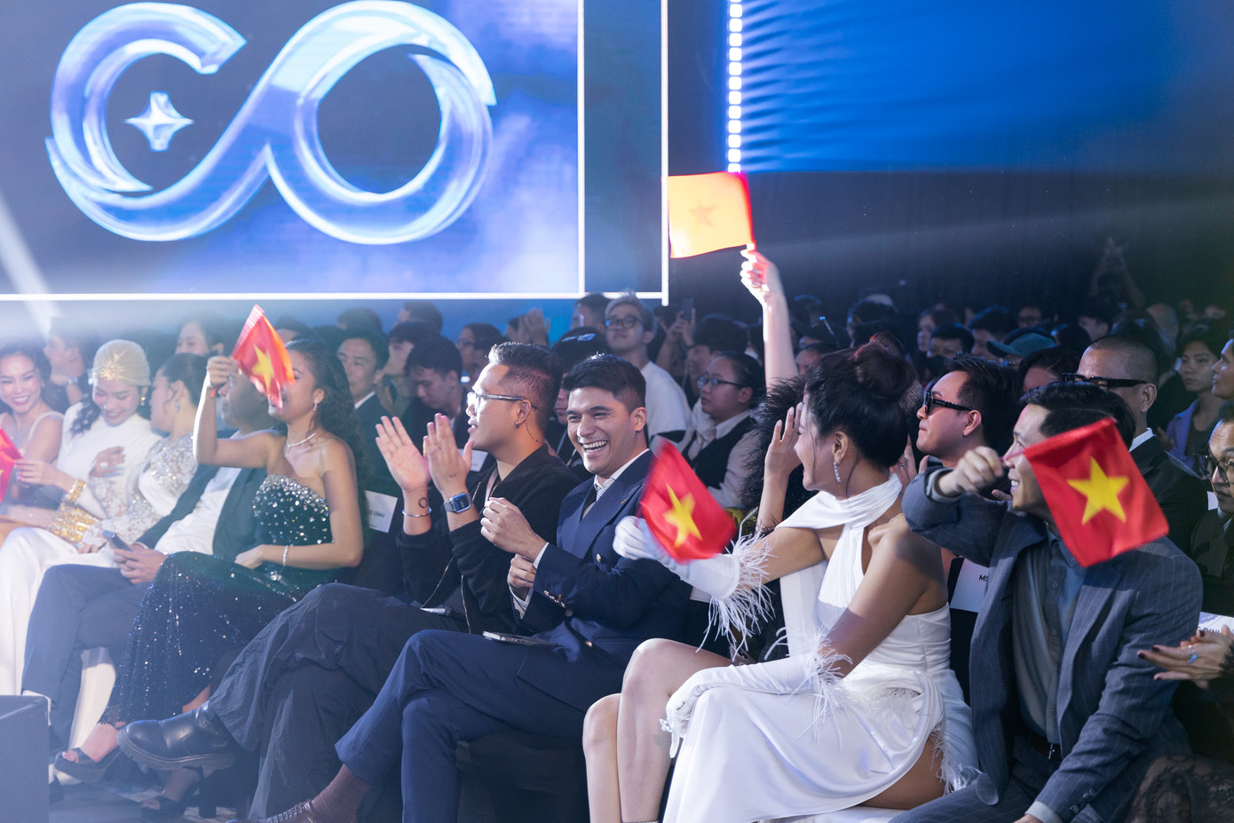 Sau sự cố sập sân khấu, ban tổ chức Miss Cosmo đã tìm địa điểm mới và cho thi công sân khấu trong 48 tiếng. Dù gấp rút nhưng sân khấu đêm thi Jury Session nhận được sự khen ngợi từ khán giả trong nước và quốc tế. Âm thanh, ánh sáng hiện đại góp phần giúp thí sinh thăng hoa khi trình diễn trên sân khấu.