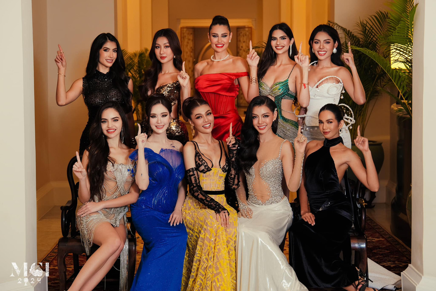 Võ Lê Quế Anh tại buổi tiệc tối cùng các thí sinh.