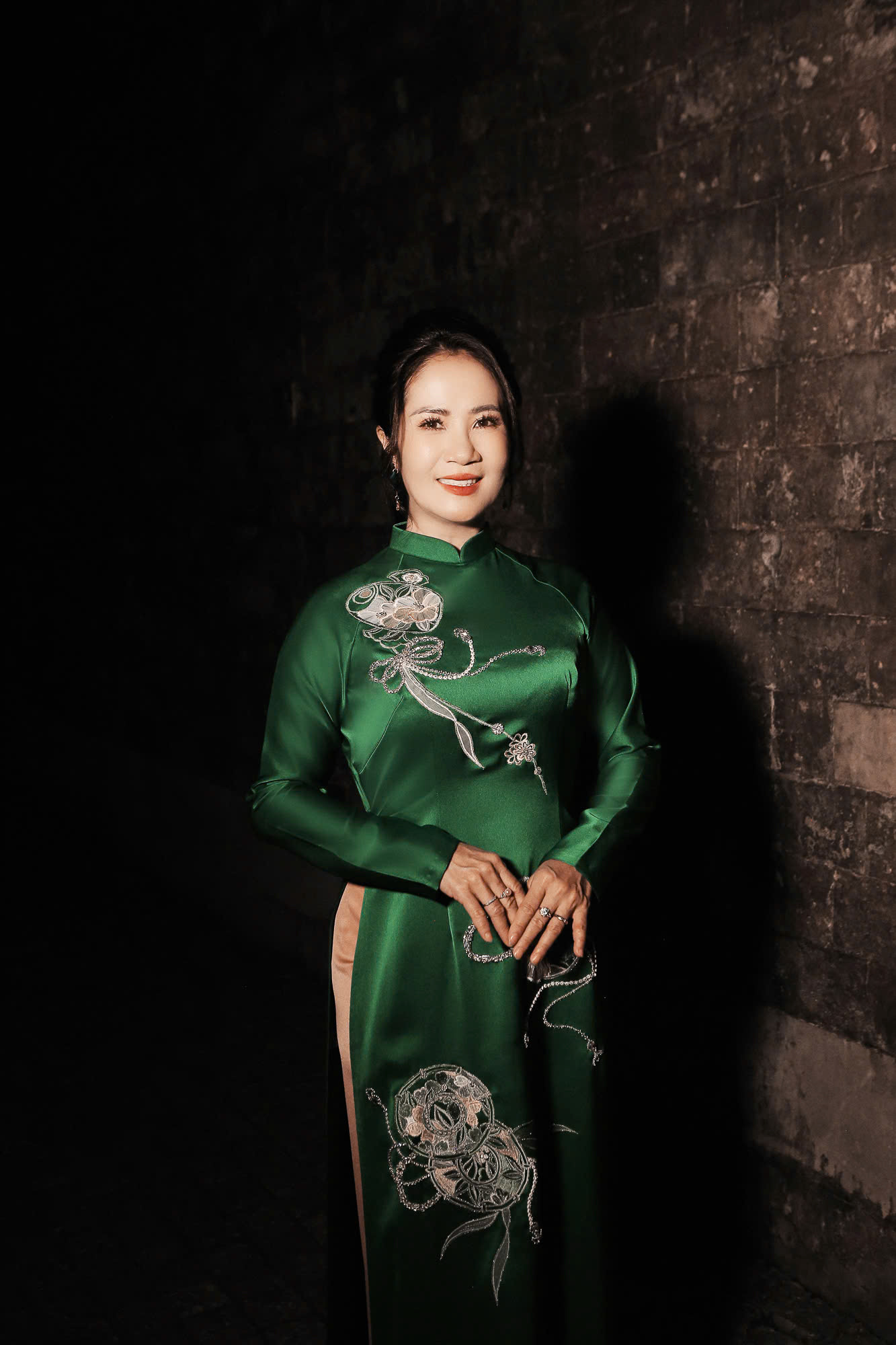 Diễn viên Nguyệt Hằng mặc áo dài tông màu xanh, đính kết cầu kỳ, tôn vẻ sang trọng.