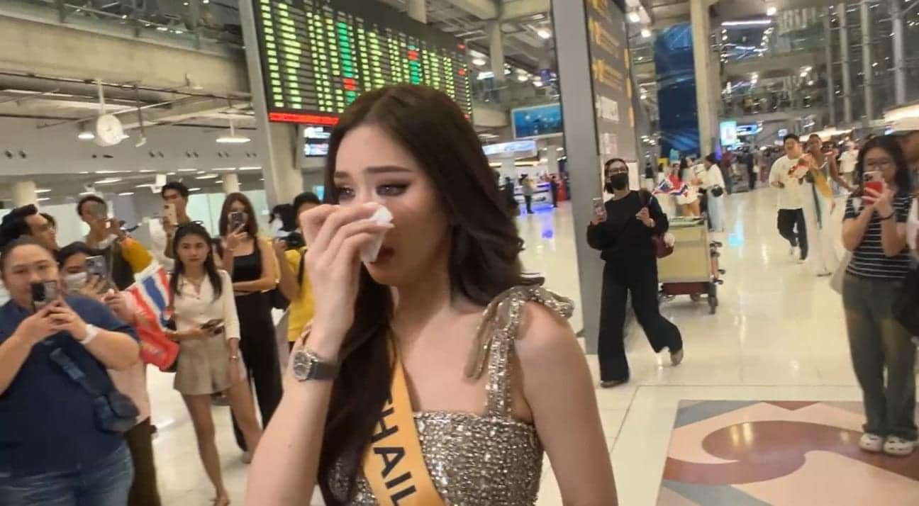 Người đẹp Malin Chara-anan khóc nức nở ở sân bay Thái Lan.