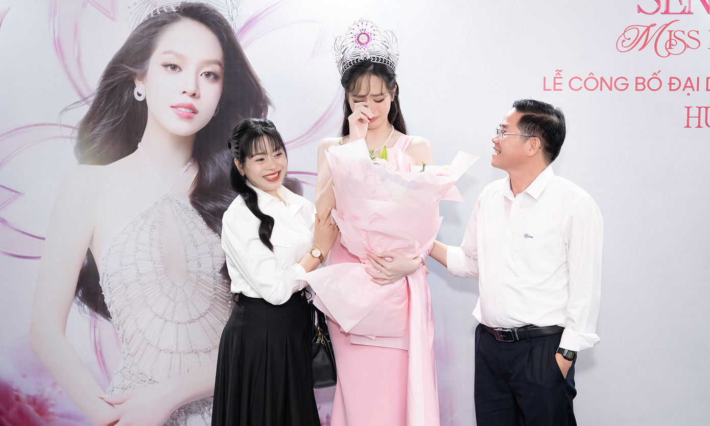 Thanh Thủy bật khóc khi được bố mẹ tới động viên. Người đẹp cho biết cô may mắn được sinh ra trong một gia đình ấm áp, đầy đủ tình yêu thương với môi trường giáo dục tốt. Do đó, cô sẵn sàng đón nhận những thử thách khi tham dự các sân chơi lớn như Hoa hậu Việt Nam 2022, Miss International 2024.