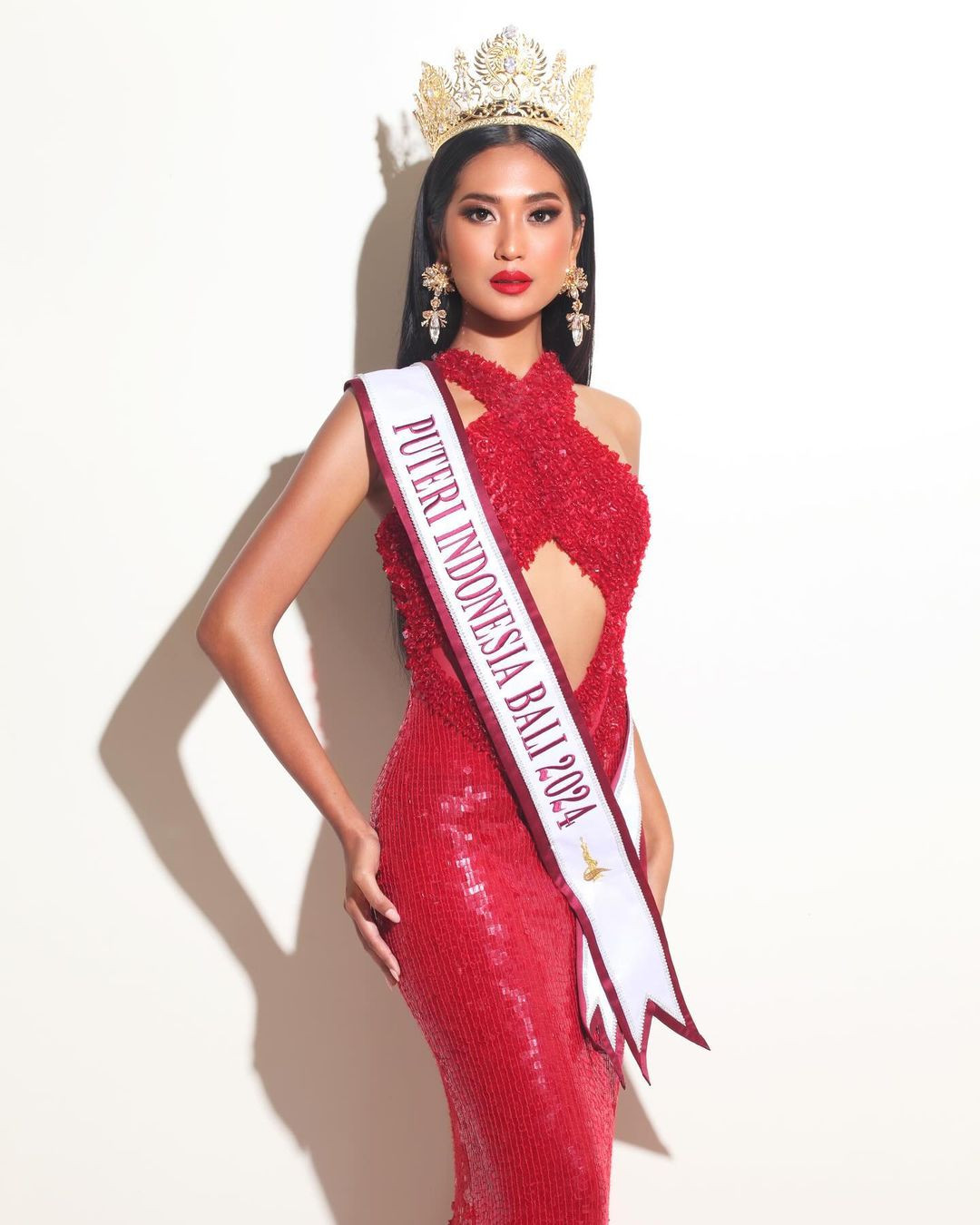 Trong quá trình dự thi nhan sắc ở Việt Nam, Ketut Permata Juliastrid chiếm được cảm tình của khán giả bởi sự thân thiện, gần gũi. Người đẹp còn gây chú ý với nhiều clip nói tiếng Việt dễ thương.