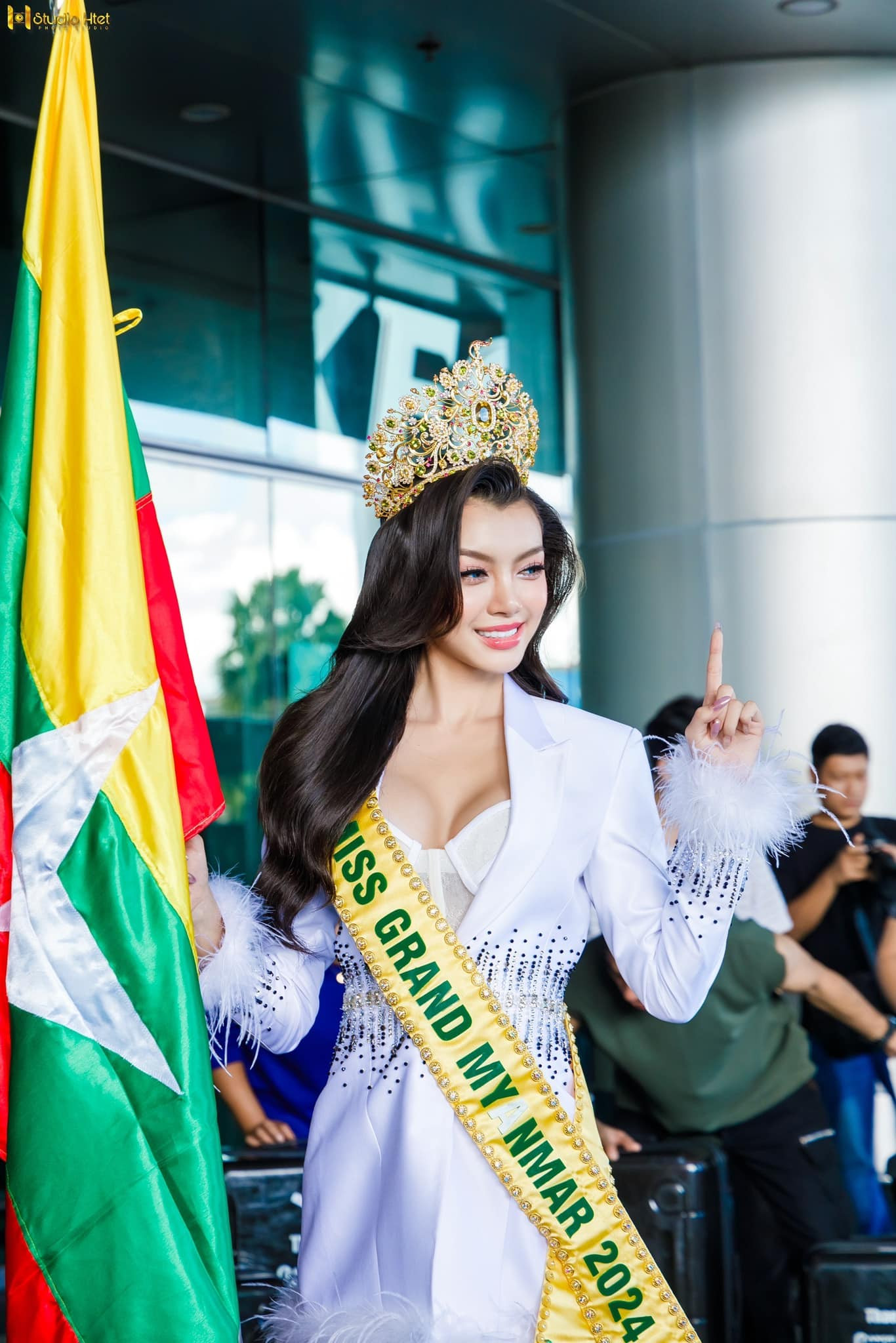 Thae Su Nyein là thí sinh nhỏ tuổi nhất cuộc thi năm nay và được đánh giá là ứng viên sáng giá cho vương miện Miss Grand International 2024. Thae Su Nyein gây chú ý khi đăng quang Hoa hậu Hòa bình Myanmar 2023 lúc mới 16 tuổi. Người đẹp có nhan sắc ưa nhìn với gương mặt hài hòa, chiều cao ấn tượng cùng thân hình quyến rũ.