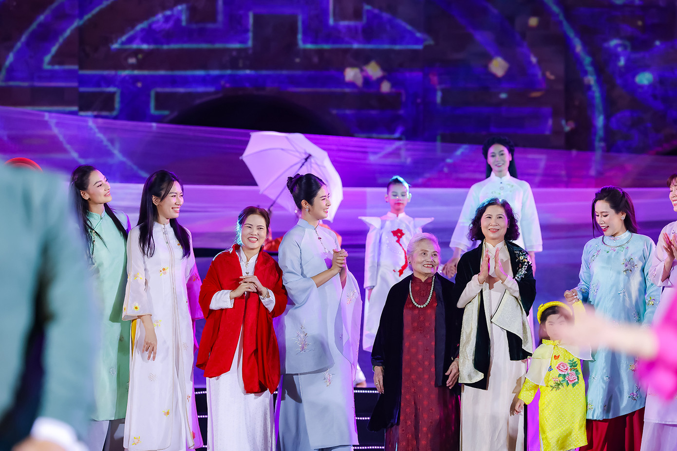 Không chỉ có bà ngoại, mẹ, dì ruột, Ngọc Hân còn mời cả em họ, hai cháu gái làm người mẫu trong phần trình diễn trên sân khấu.