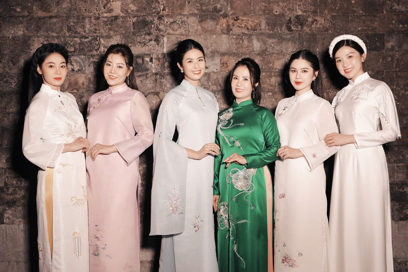 Dàn diễn viên quen thuộc của VFC tham gia trình diễn các thiết kế áo dài của Ngọc Hân như diễn viên Nguyệt Hằng, Quách Thu Phương, Lương Thanh, Thanh Hương...