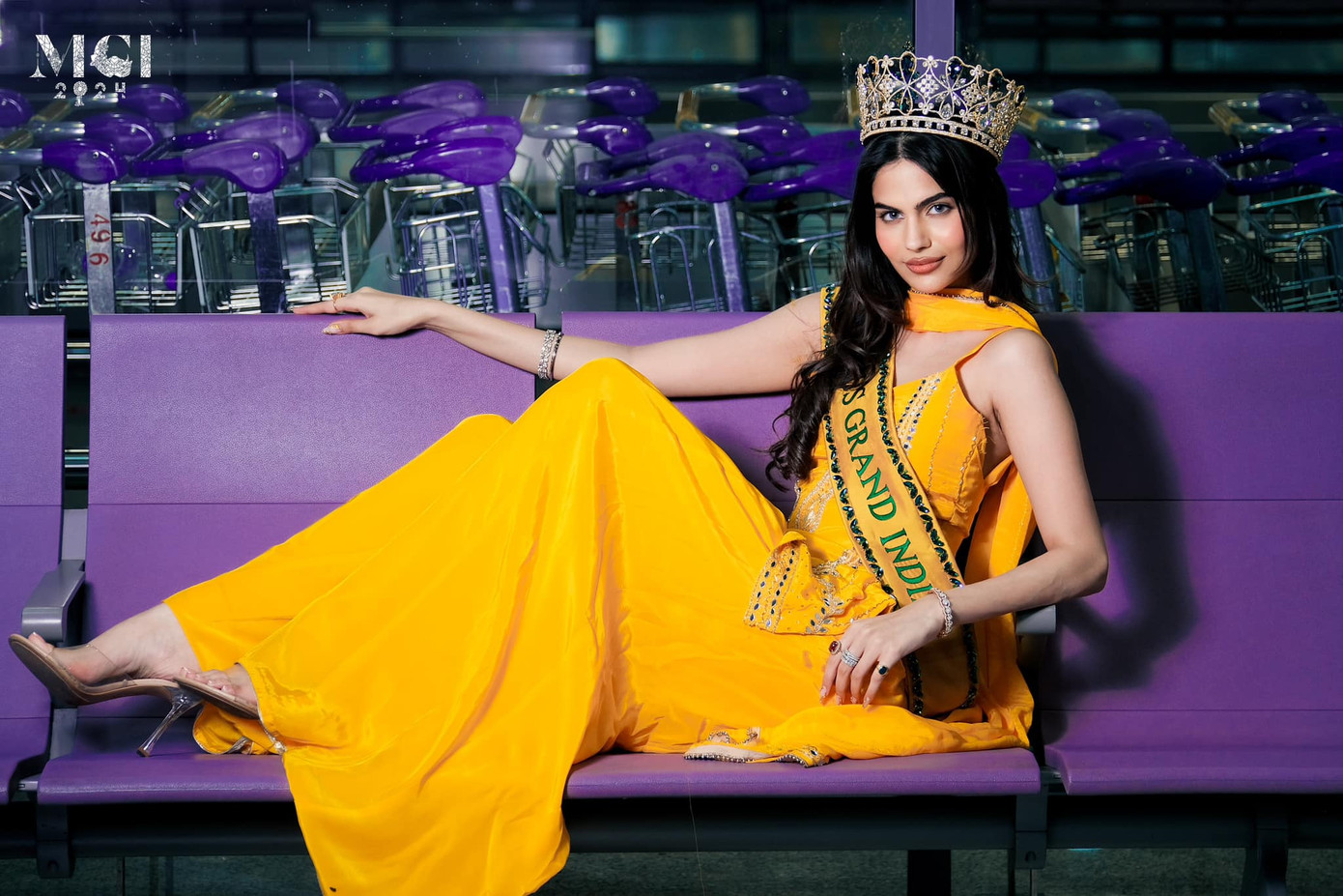 Đại diện Ấn Độ - Rachel Gupta diện váy vàng nổi bật khi tạo dáng ở sân bay Campuchia. Cô đang được xem là ứng viên sáng giá cho vương miện. Rachel Gupta năm nay 20 tuổi, cao 1,78 m, là người mẫu, diễn viên, doanh nhân. Rachel sáng lập học viện và salon làm đẹp. Cô yêu động vật và là người ăn chay trường.