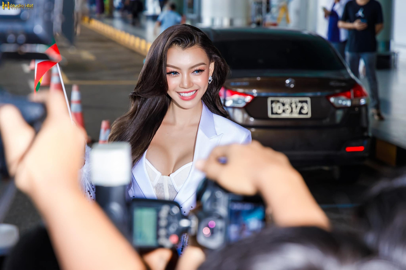 Đông đảo người hâm mộ đã ra sân bay tiễn Thae Su Nyein lên đường đi thi quốc tế. Cô nhận được sự cổ vũ lớn từ khán giả Myanmar. Nhiều người kỳ vọng người đẹp mang về chiếc vương miện vàng đầu tiên cho Myanmar.