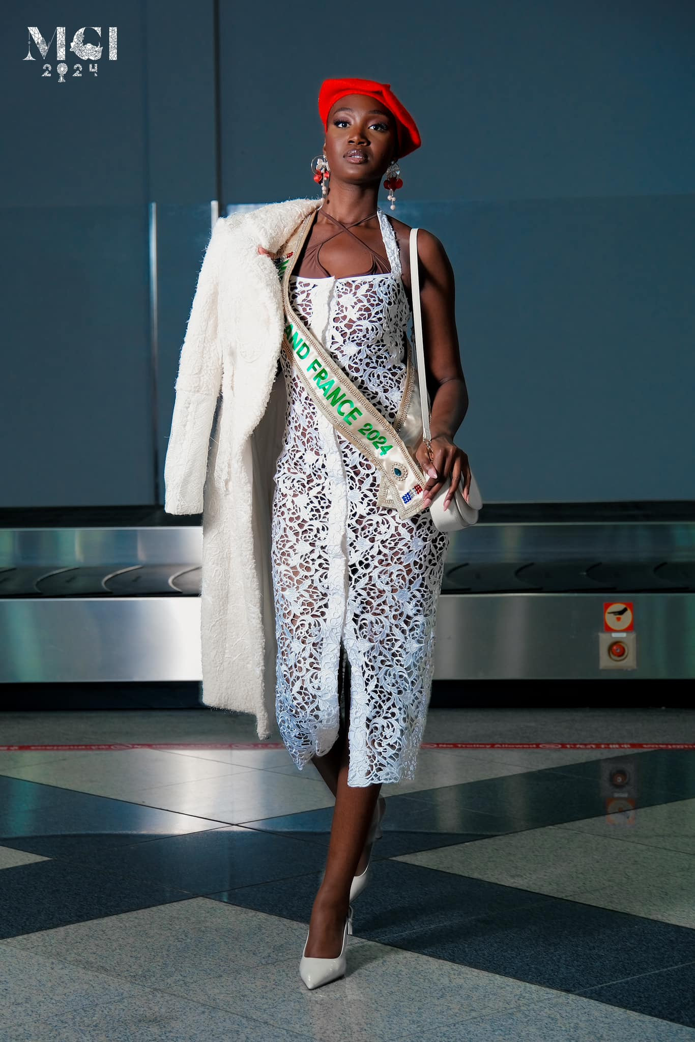 Đại diện Pháp - Safiétou Kabengele diện trang phục thanh lịch ở sân bay. Người đẹp năm nay 26 tuổi, là người Pháp gốc Senegal. Safiétou Kabengele gây ấn tượng khi là người đẹp duy nhất để đầu trọc tại cuộc thi năm nay. Cô có vẻ ngoài cá tính, hiện đại. Safiétou Kabengele đang là huấn luyện viên catwalk.