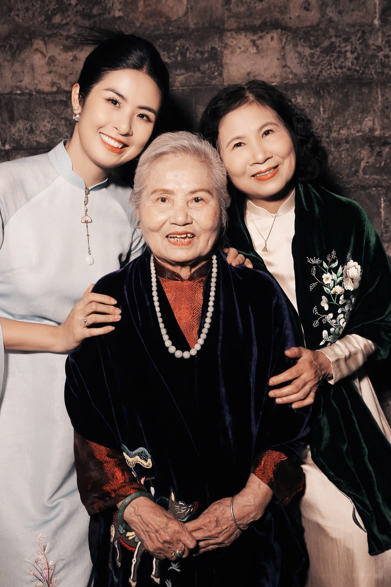 “Cũng giống bà và mẹ, tôi dành tình yêu lớn cho văn hóa truyền thống và qua công việc thiết kế áo dài, tôi muốn lan tỏa thông điệp đến các bạn trẻ, hãy luôn tự hào về nguồn cội và tận dụng sức trẻ để đưa những giá trị tinh hoa của dân tộc bước ra thế giới", cô nói.