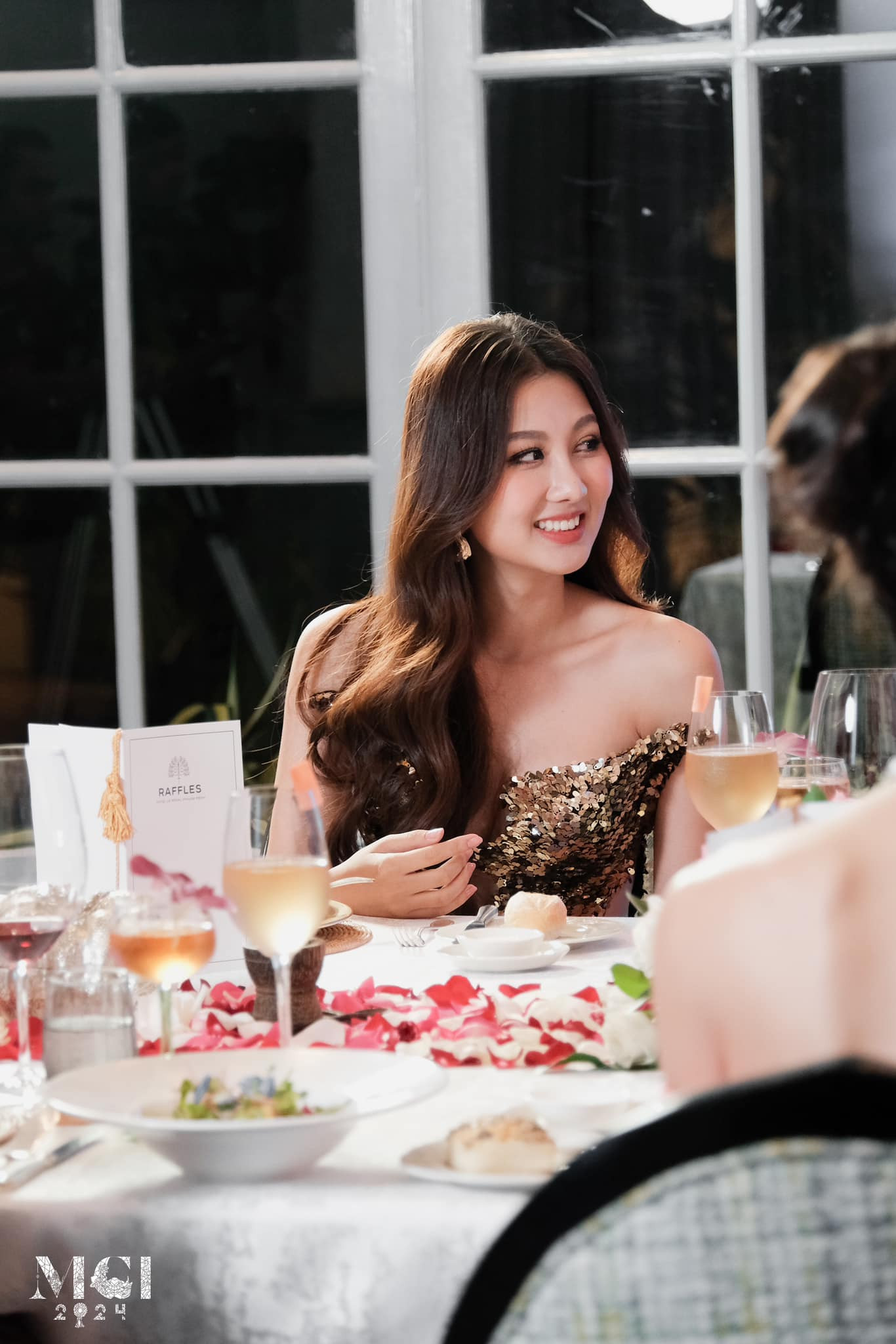 Võ Lê Quế Anh tại buổi tiệc tối cùng các thí sinh.