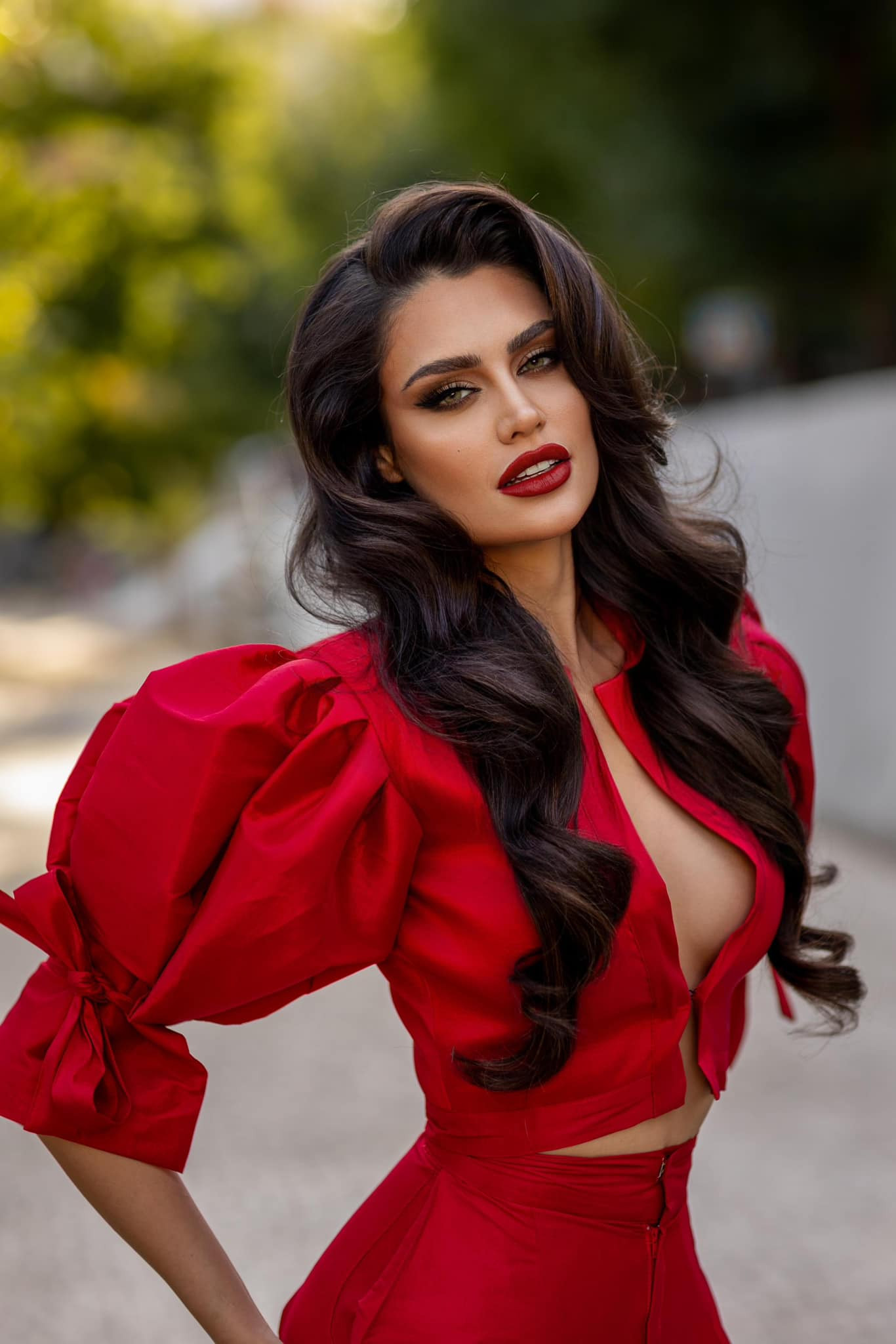 Susana Medina năm nay 25 tuổi, có chiều cao 1,81 m, vẻ đẹp cá tính và quyến rũ. Người đẹp hiện làm việc như người mẫu chuyên nghiệp và là chủ phòng khám nha khoa ở quê nhà. Cô từng là sinh viên luật, chuyên ngành Luật lao động tại Đại học Harvard trong một khóa học trực tuyến. Ngoài việc chỉ đạo phòng khám nha khoa, người đẹp còn nghiên cứu về tiếp thị kỹ thuật số cũng như lập trình và phát triển ứng dụng web.