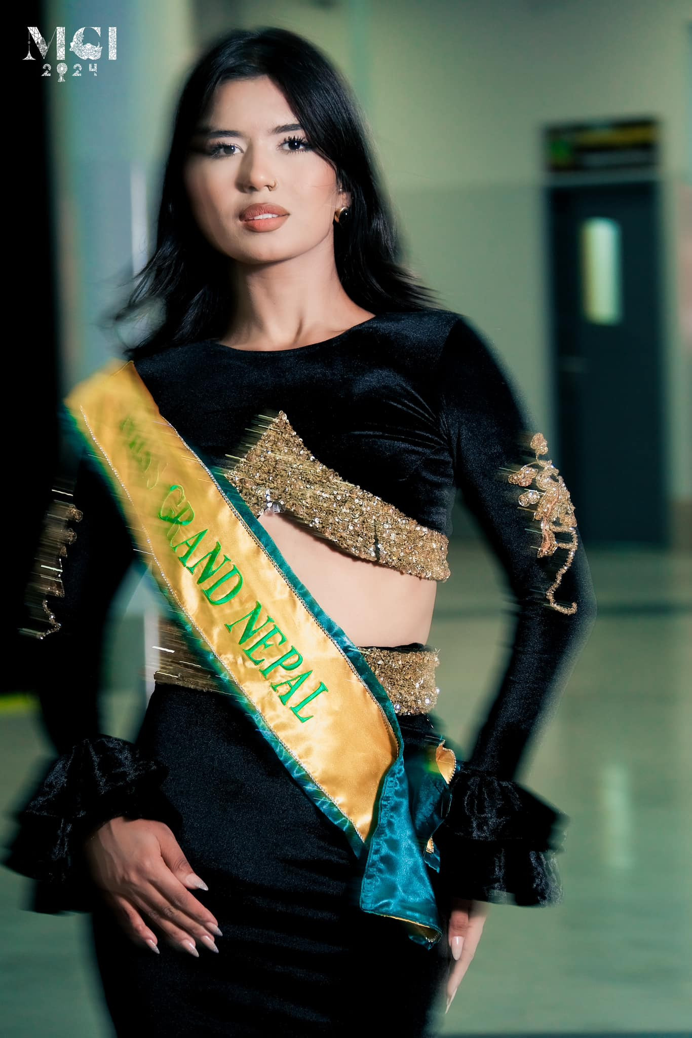 Đại diện Nepal diện váy đen cut-out sang trọng ở sân bay.