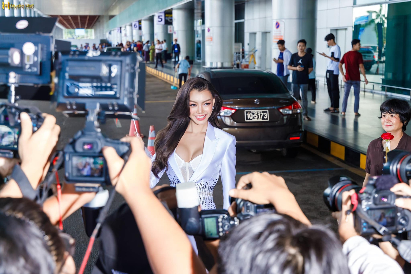 Đông đảo người hâm mộ đã ra sân bay tiễn Thae Su Nyein lên đường đi thi quốc tế. Cô nhận được sự cổ vũ lớn từ khán giả Myanmar. Nhiều người kỳ vọng người đẹp mang về chiếc vương miện vàng đầu tiên cho Myanmar.