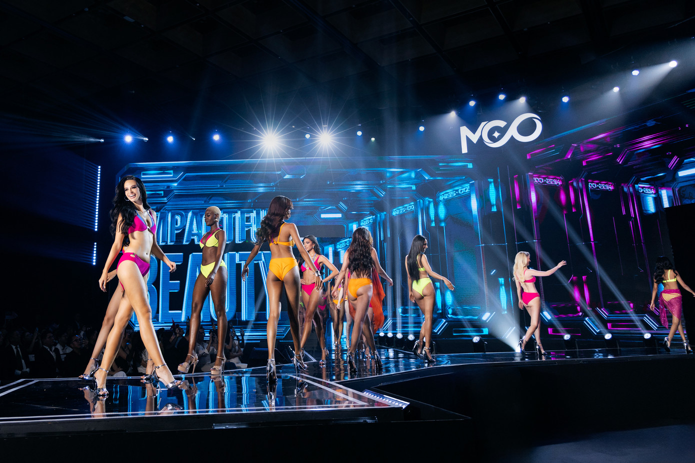 Chung kết Miss Cosmo 2024 dự kiến diễn ra ngày 5/10. Sau sự cố sập sân khấu hôm 28/9, ban tổ chức đang thi công sân khấu mới tại khu vực ngoài trời ở TPHCM để chuẩn bị cho đêm chung kết. Theo ban tổ chức, ngoài số tiền mặt hơn 2,5 tỷ đồng, người đẹp chiến thắng tại Miss Cosmo 2024 còn nhận vương miện, một năm sử dụng miễn phí căn hộ, xe hơi.