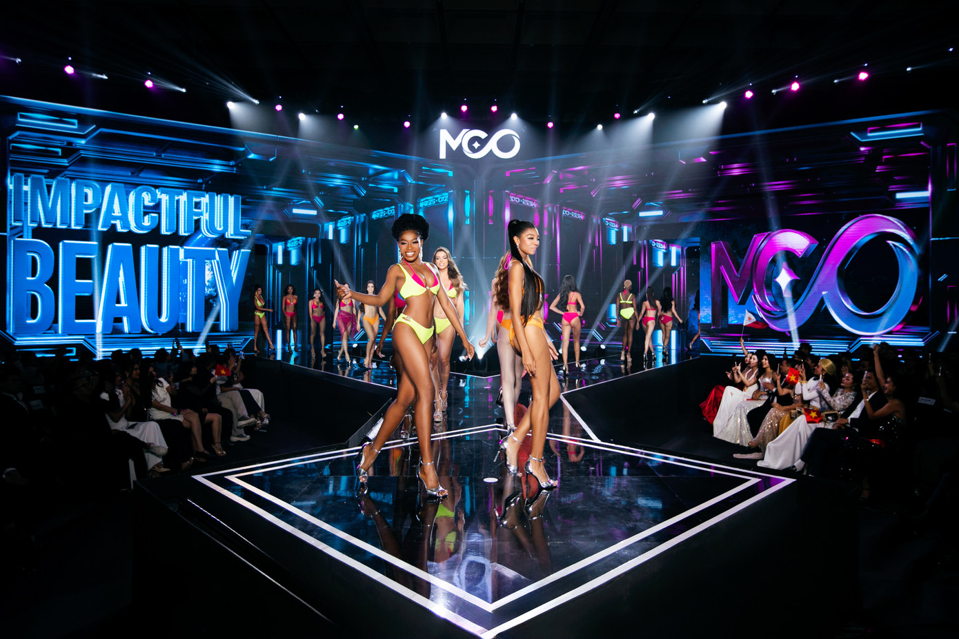 Chung kết Miss Cosmo 2024 dự kiến diễn ra ngày 5/10. Sau sự cố sập sân khấu hôm 28/9, ban tổ chức đang thi công sân khấu mới tại khu vực ngoài trời ở TPHCM để chuẩn bị cho đêm chung kết. Theo ban tổ chức, ngoài số tiền mặt hơn 2,5 tỷ đồng, người đẹp chiến thắng tại Miss Cosmo 2024 còn nhận vương miện, một năm sử dụng miễn phí căn hộ, xe hơi.