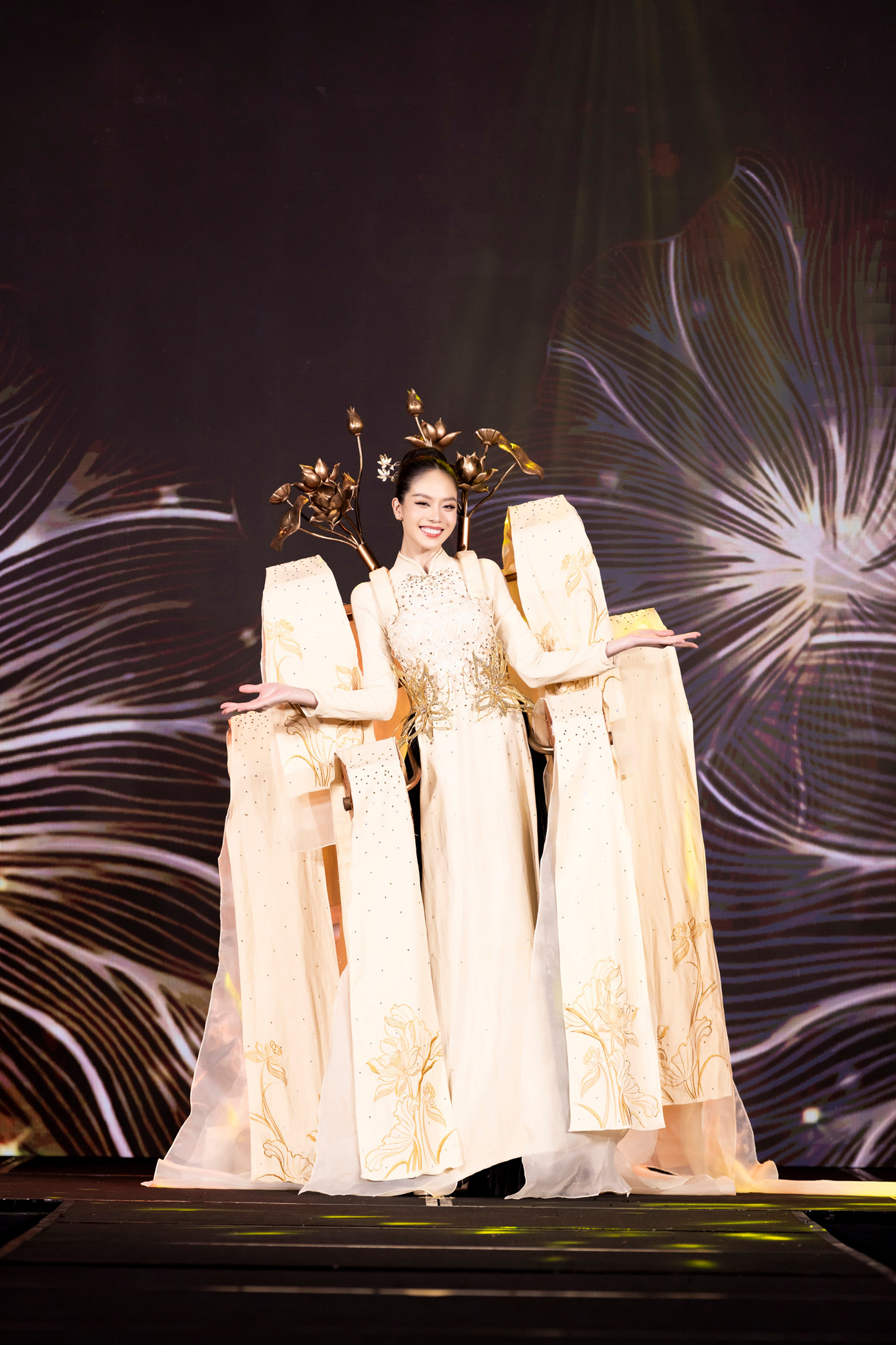 Cũng tại sự kiện, Thanh Thủy trình diễn bộ trang phục dân tộc mang tên Lụa Nàng Sen mà cô mang tới cuộc thi Hoa hậu Quốc tế 2024. Bộ trang phục gồm phần chính là áo dài chất liệu lụa, dệt từ những sợi tơ rút ra từ thân cây sen. Điểm nhấn là phần mô phỏng khung cửi dệt vải thủ công gắn sau lưng.