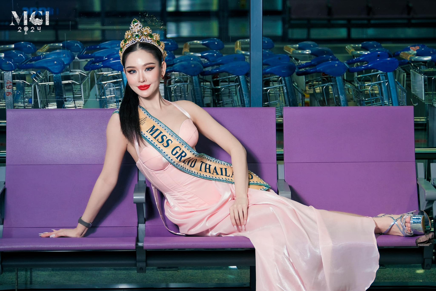 Hoa hậu Hòa bình Thái Lan 2024 Malin Chara-anan diện váy gam màu hồng ngọt ngào, nữ tính. Cô là ứng viên gây chú ý ở khu vực châu Á. Malin Chara-anan năm nay 27 tuổi, là CEO của một thương hiệu mỹ phẩm và KOL trên mạng xã hội. Cô có trang cá nhân với hơn 400.000 người theo dõi. Tuy nhiên, chiều cao 1,65 m là hạn chế của người đẹp khi thi quốc tế.