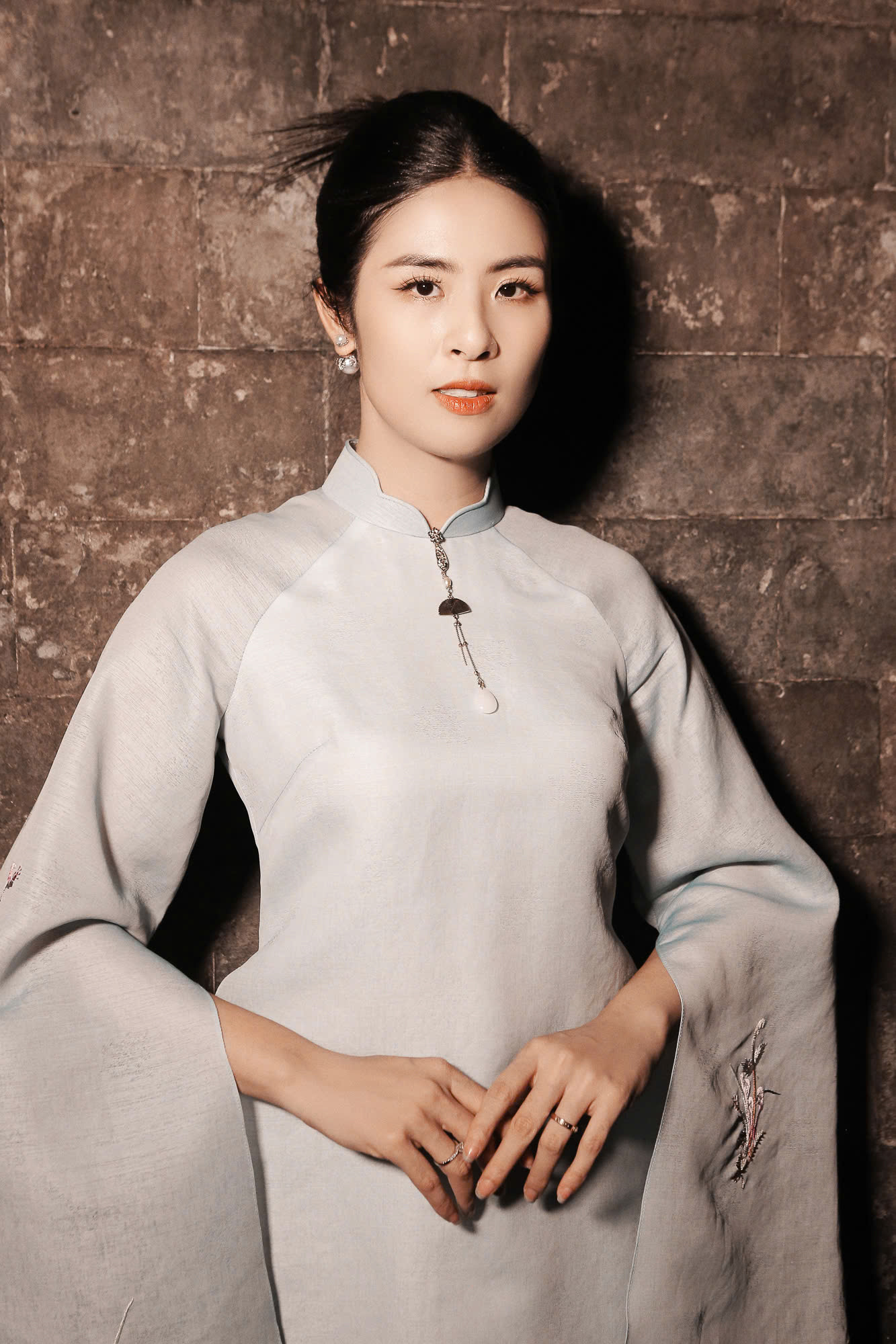 Ngọc Hân cho biết cảm thấy may mắn khi sinh ra trong một gia đình giàu truyền thống. Từ khi còn bé, hình ảnh bà, mẹ và dì ruột thanh lịch, quý phái trong tà áo dài lụa mỗi dịp Tết đã in đậm trong tâm trí của cô, trở thành cảm hứng cho cô khi theo đuổi lĩnh vực thiết kế áo dài.