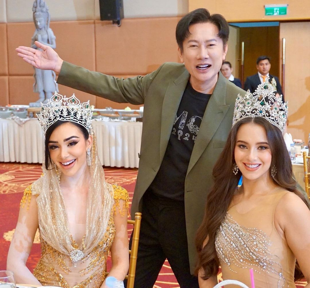 Ông Nawat và dàn thí sinh Hoa hậu Hòa bình Quốc tế 2024.