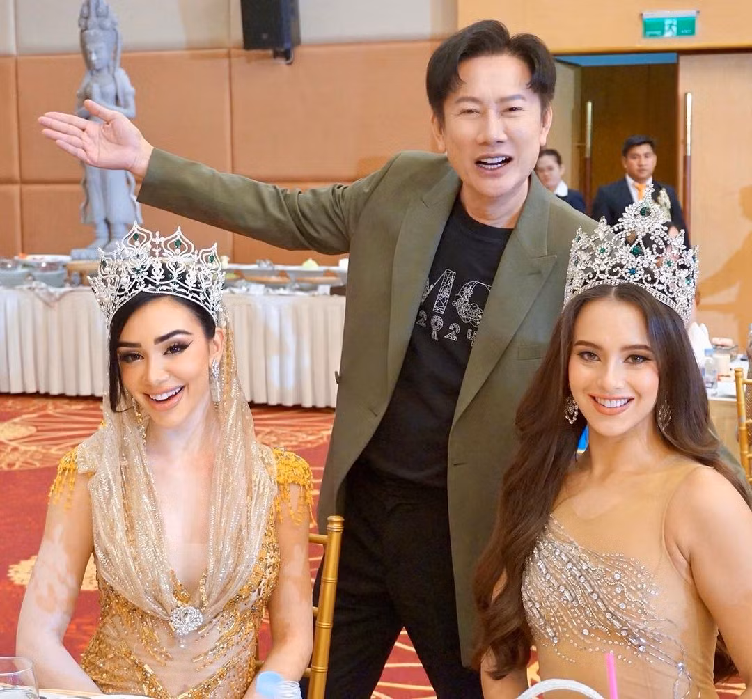 Ông Nawat và dàn thí sinh Hoa hậu Hòa bình Quốc tế 2024.