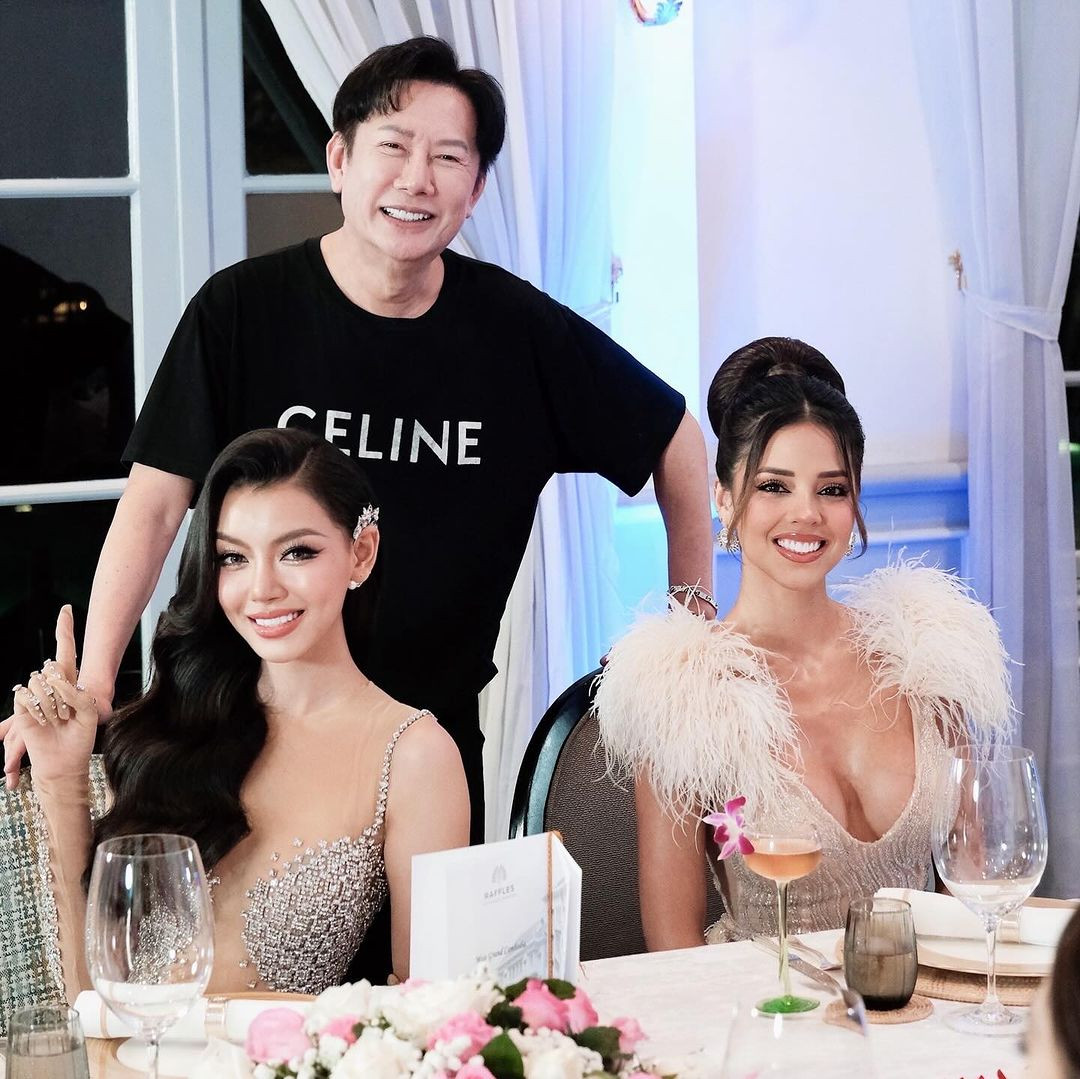 Ông Nawat và các thí sinh trong buổi tiệc tối ở Campuchia.