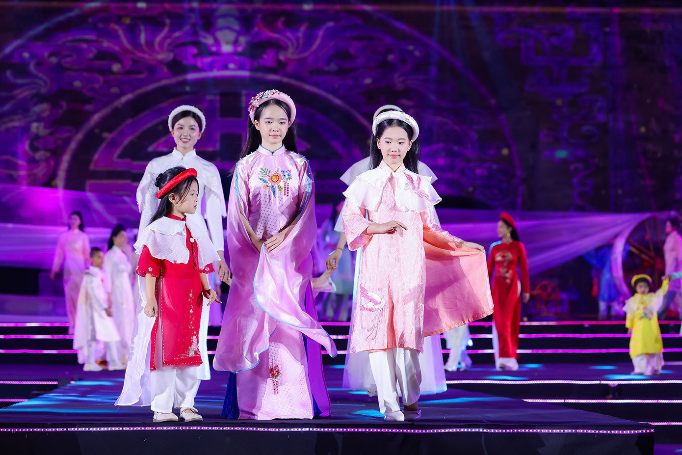 Bộ sưu tập của Ngọc Hân có chất liệu chủ đạo là lụa Hà Đông, tôn vinh phom dáng truyền thống của áo dài Việt Nam, đồng thời đưa những nét cách tân trong thiết kế và cách xử lý chất liệu để phù hợp với nhịp sống hiện đại.