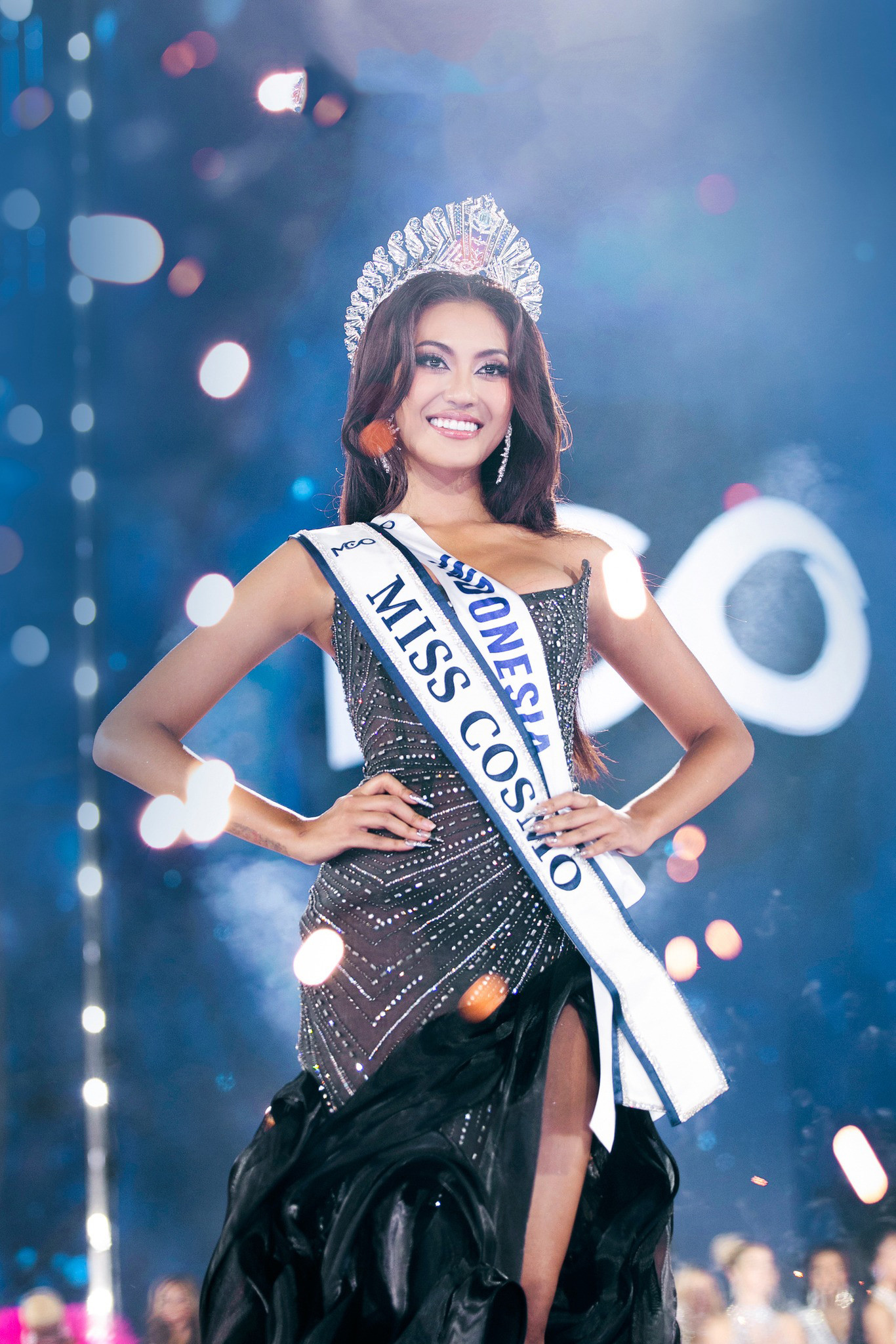 Đêm chung kết Miss Cosmo 2024 đã diễn ra tại Công viên bờ sông Sài Gòn (TPHCM) tối 5/10 với màn đăng quang của người đẹp Indonesia - Ketut Permata Juliastrid. Cô trở thành người đẹp đầu tiên đăng quang danh hiệu Miss Cosmo.