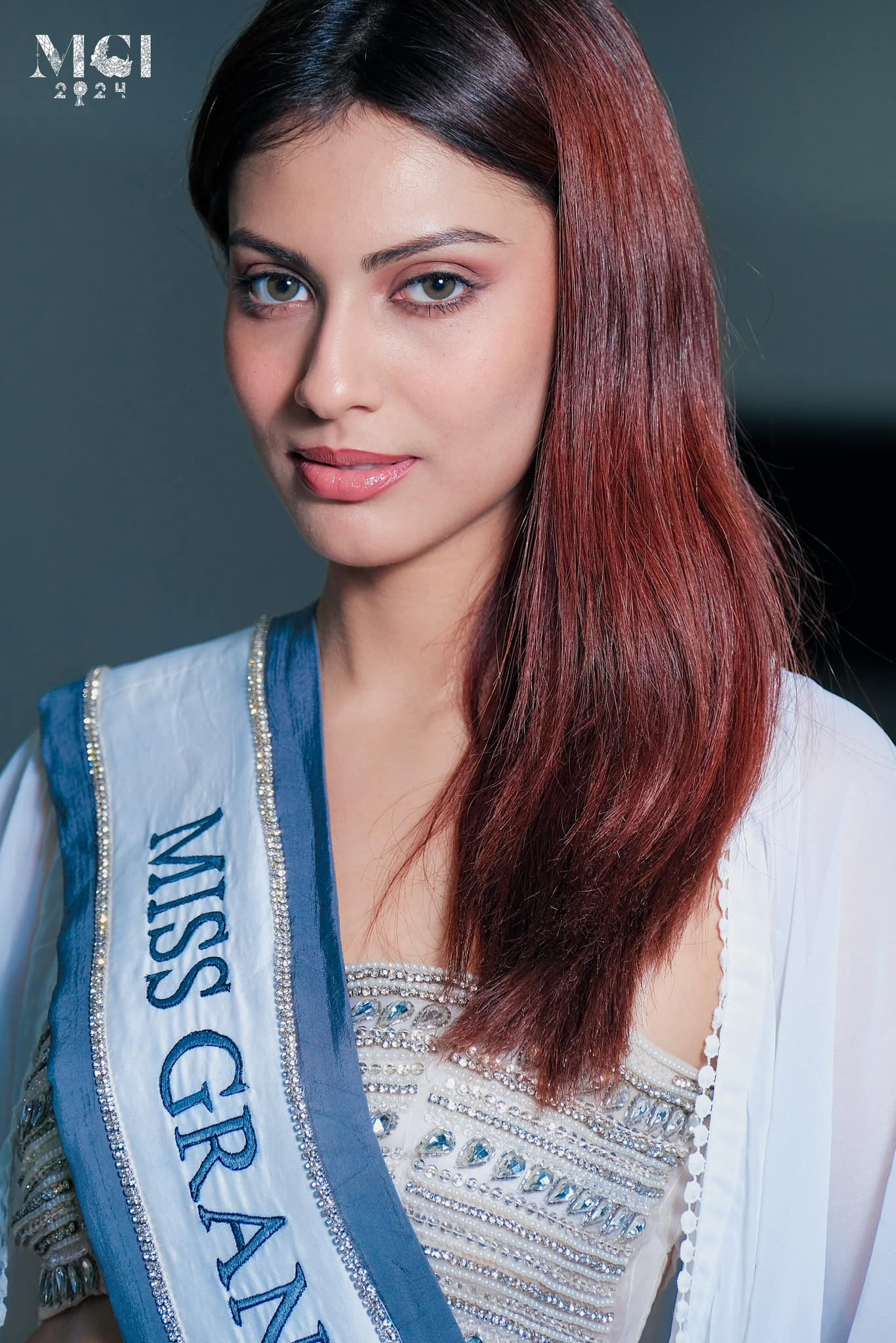 Đại diện Bangladesh - Jessia Islam - xuất hiện với ngoại hình giản dị. Cô năm nay 25 tuổi, là người gốc Dhaka. Hiện cô là người mẫu ở Bangladesh. Jessia là người đẹp có sức ảnh hưởng mạnh mẽ ở quê nhà với trang Instagram cá nhân với hơn 1,2 triệu người theo dõi. Đây được xem là thế của Jessia khi tham dự Hoa hậu Hòa bình.