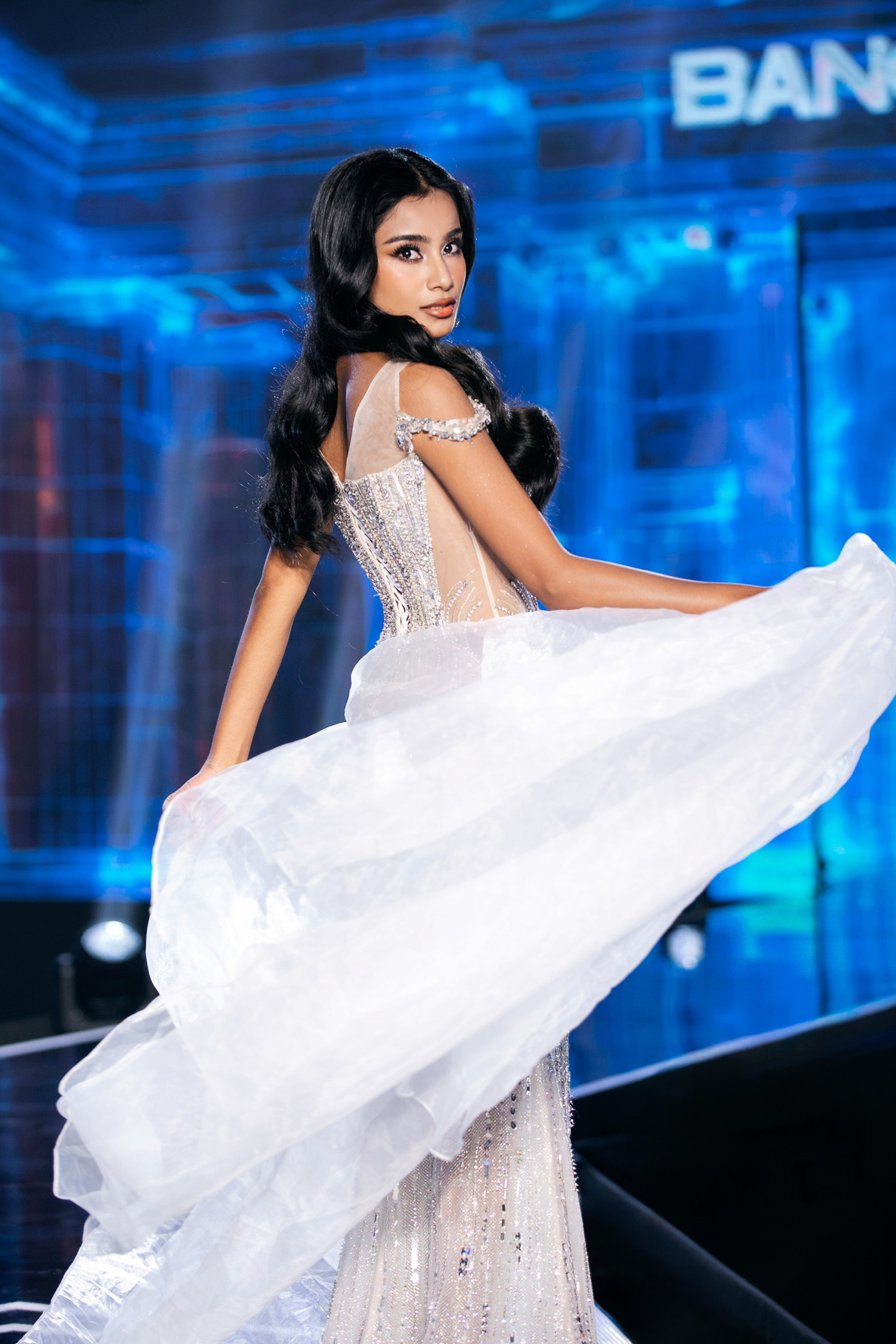 Các thí sinh trình diễn váy dạ hội.