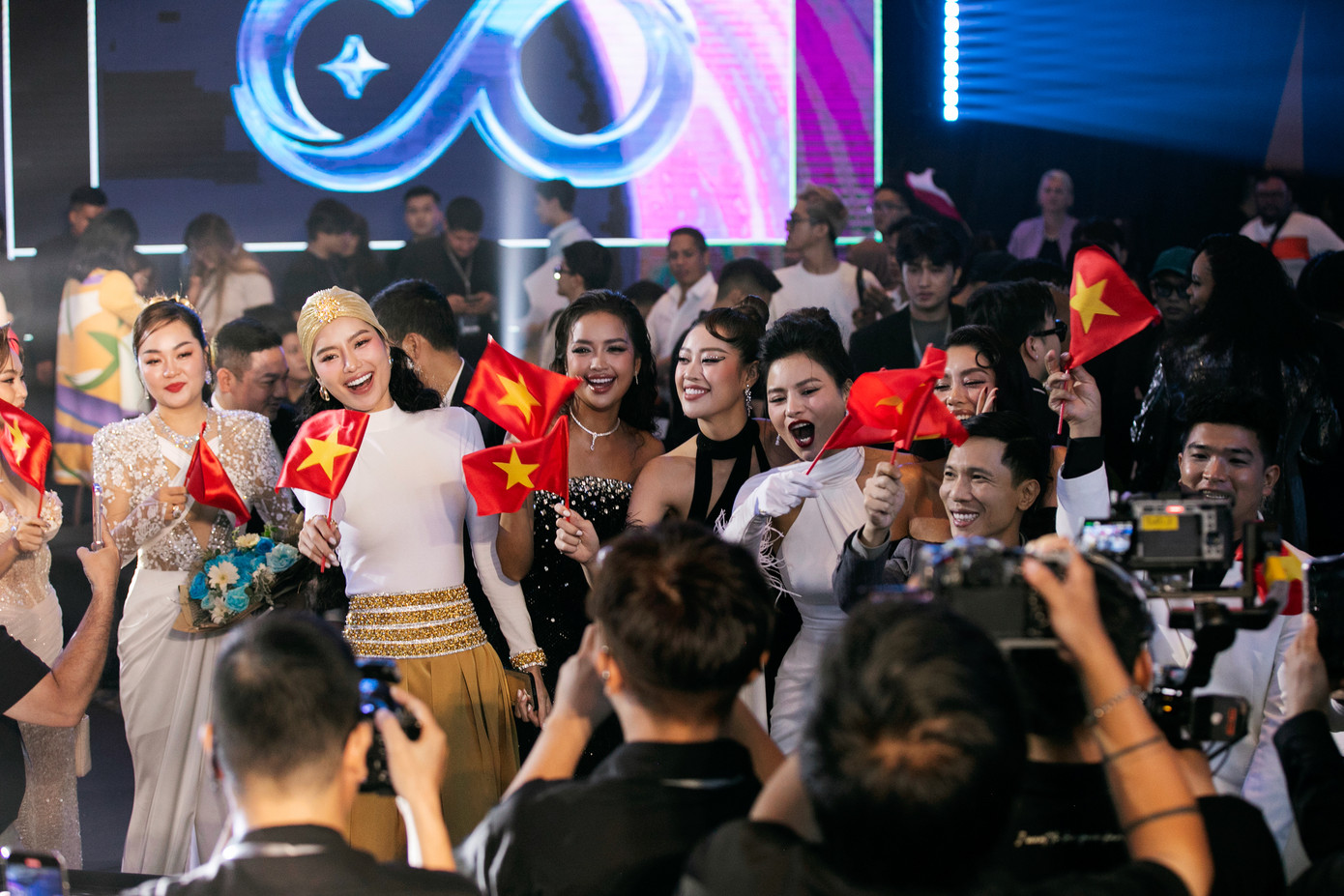 Sau sự cố sập sân khấu, ban tổ chức Miss Cosmo đã tìm địa điểm mới và cho thi công sân khấu trong 48 tiếng. Dù gấp rút nhưng sân khấu đêm thi Jury Session nhận được sự khen ngợi từ khán giả trong nước và quốc tế. Âm thanh, ánh sáng hiện đại góp phần giúp thí sinh thăng hoa khi trình diễn trên sân khấu.