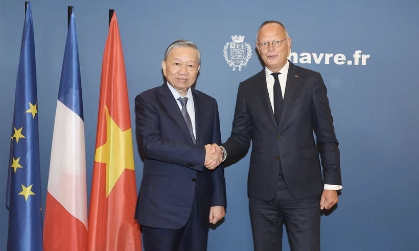 Cựu Thủ tướng Pháp Edouard Philippe, Thị trưởng Thành phố Le Havre đón Tổng Bí thư, Chủ tịch nước Tô Lâm. (Ảnh: Trí Dũng/TTXVN) Cựu Thủ tướng Pháp Edouard Philippe, Thị trưởng Thành phố Le Havre đón Tổng Bí thư, Chủ tịch nước Tô Lâm. (Ảnh: Trí Dũng/TTXVN)