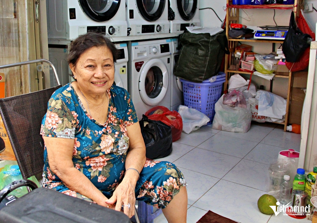 Về làm dâu tại hẻm &quot;nhà thùng&quot; từ năm 1969, bà Phấn chưa bao giờ nghĩ có ngày nơi đây lại trở nên sầm uất, san sát nhà cửa như bây giờ. Ảnh: Hà Nguyễn