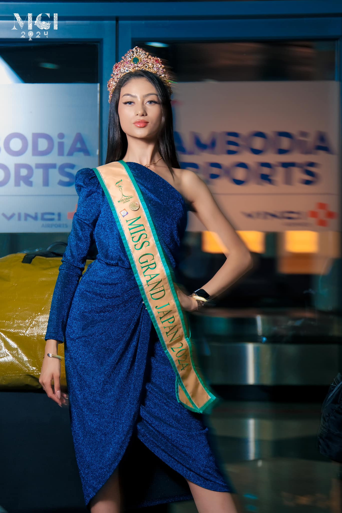 Đại diện Nhật Bản - Luma Naomi Siguemitu - mặc váy xanh sequin kín đáo. Cô năm nay 21 tuổi, là người lai Nhật Bản - Brazil. Người đẹp hiện là người mẫu ở Nhật Bản. Luma có khả năng nói tiếng Anh và Bồ Đào Nha.