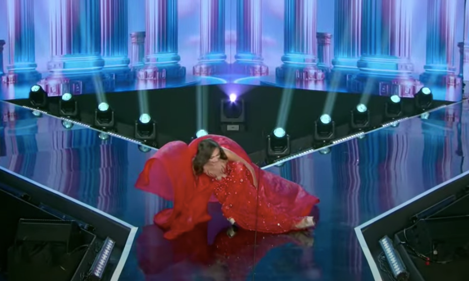 Cô gặp sự cố té ngã vì dẫm vào tà váy.