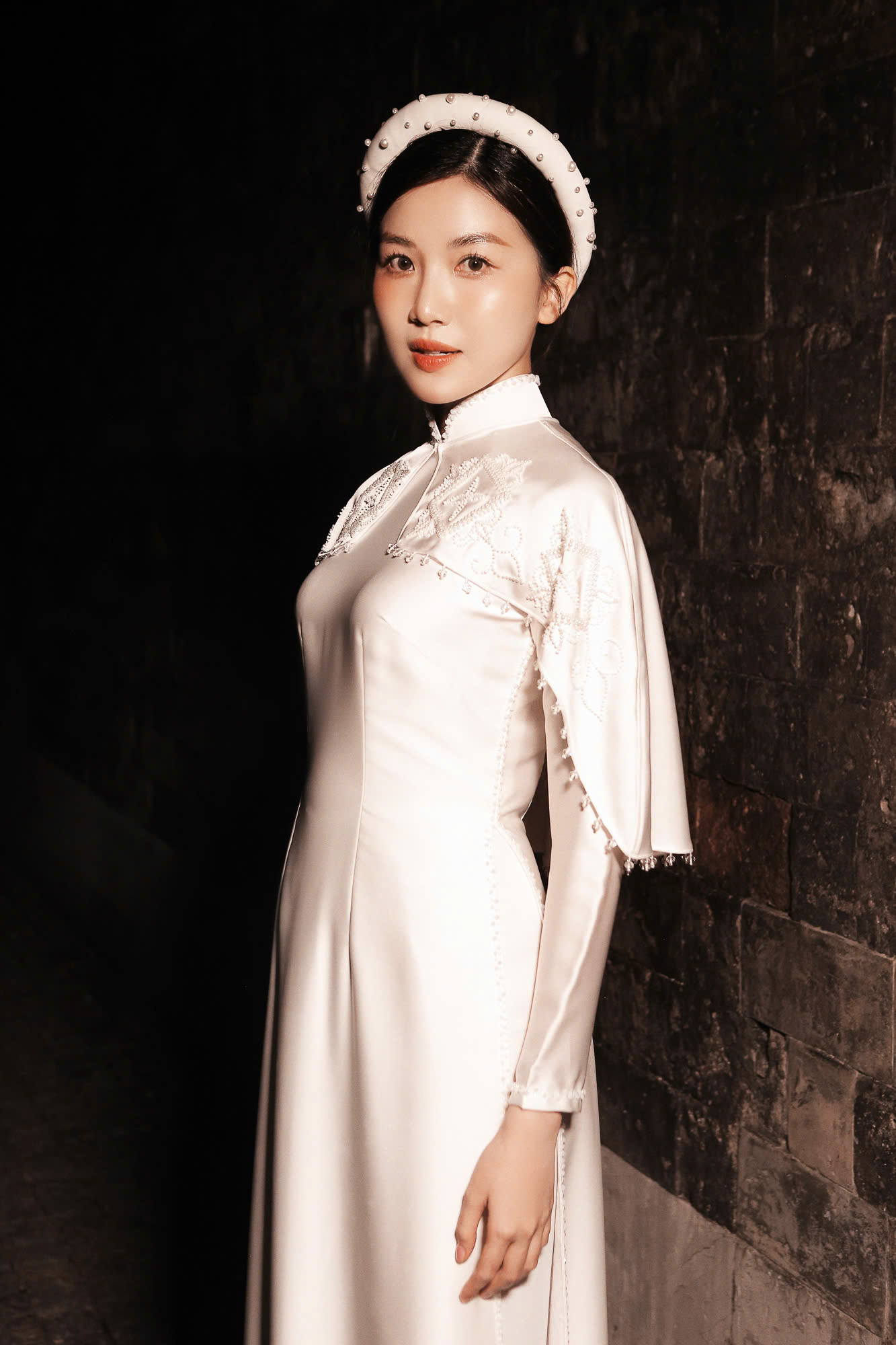 Diễn viên Lương Thanh diện áo dài trắng, khăn đóng với phần tay áo cách điệu lạ mắt.